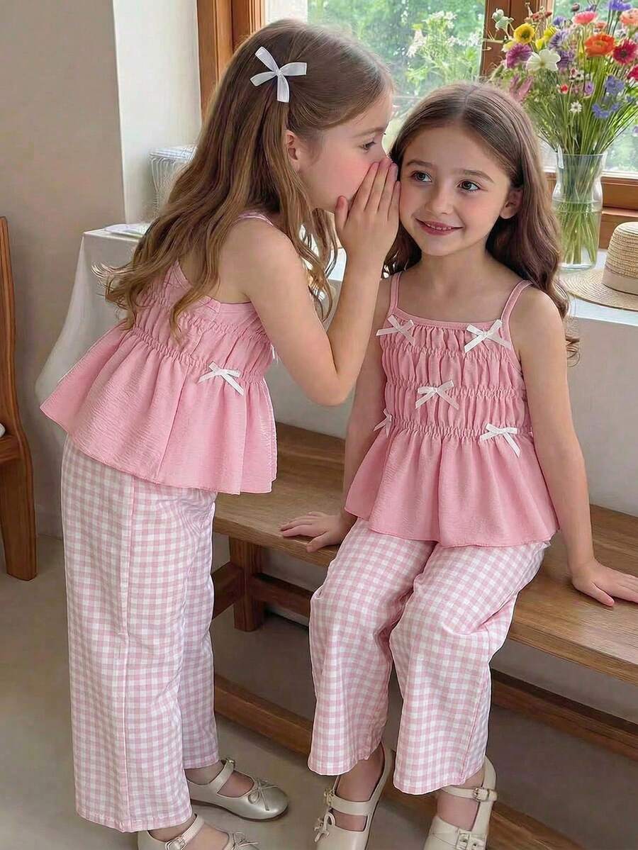 SHEIN Bộ đồ 2 món cho bé gái gồm áo hai dây màu hồng dễ thương và quần ống rộng kẻ caro trắng hồng điểm nhấn nơ, thích hợp cho các hoạt động mùa hè. - Hồng - Xem 1