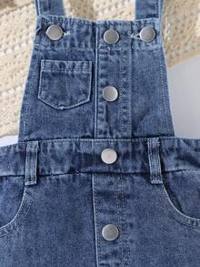 SHEIN Vintaside Kids 女婴牛仔围兜连衣裙，夏季新品，休闲可爱风，水洗深蓝色牛仔布，适合夏季度假，可调节肩带+金属纽扣，部分款式长度可调节，适合不同身高，胸前和腰部的金属纽扣增添复古工装风，舒适棉质牛仔面料，适合日常、度假、音乐节、通勤等各种场合。 - 深色水洗藍 - 查看 7