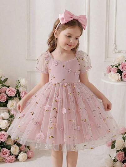 SHEIN Glamorique Kids Đầm lưới hai lớp thêu họa tiết sang trọng, tay phồng, eo thon, màu hồng thanh lịch, quyến rũ dành cho bé gái.