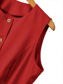 GlowEve CURVE Conjunto de 2 piezas de chaleco y pantalones cortos de satén rojo elegante para mujer talla grande, moda de verano para fiesta de té y vacaciones, con blazer de botones en contraste - Rojo - Ver 3