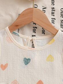 SHEIN Genkimix Kids 4-7岁女童夏季可爱甜美清新风套装，泡泡褶皱水印彩色爱心荷叶边无袖上衣+配套印花短裤两件套，棉混纺柔软亲肤轻薄面料，适合夏季户外玩耍和日常休闲穿着 - 杏色 - 查看 6
