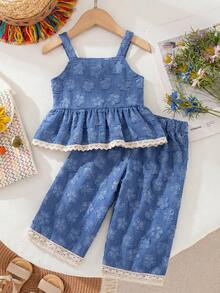 SHEIN Bộ 2 món cho bé gái mùa hè, gồm áo hai dây màu xanh denim khoét eo, cài cúc phía trước và quần ống đứng có viền bèo nhún, tạo nên bộ trang phục đi nghỉ mát giản dị và thời trang. - Nhiều màu - Xem 2