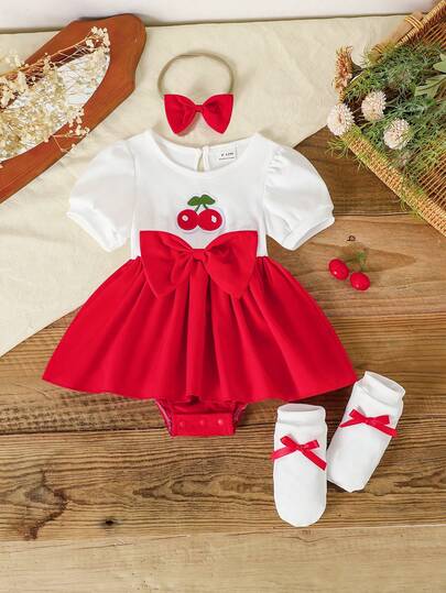 SHEIN Bộ áo liền quần cho bé gái, kiểu dáng ngọt ngào, nữ tính, cổ tròn, tay phồng, màu trắng phối đỏ xếp nếp, kèm băng đô và tất chân, thích hợp cho mùa hè.
