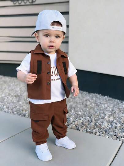 SHEIN Bộ đồ cho bé trai gồm áo vest túi hộp, áo thun ngắn tay in chữ và quần cargo dáng rộng, thời trang và đa năng, chất liệu thoải mái, phù hợp mặc trong nhà và ngoài trời vào mùa hè.