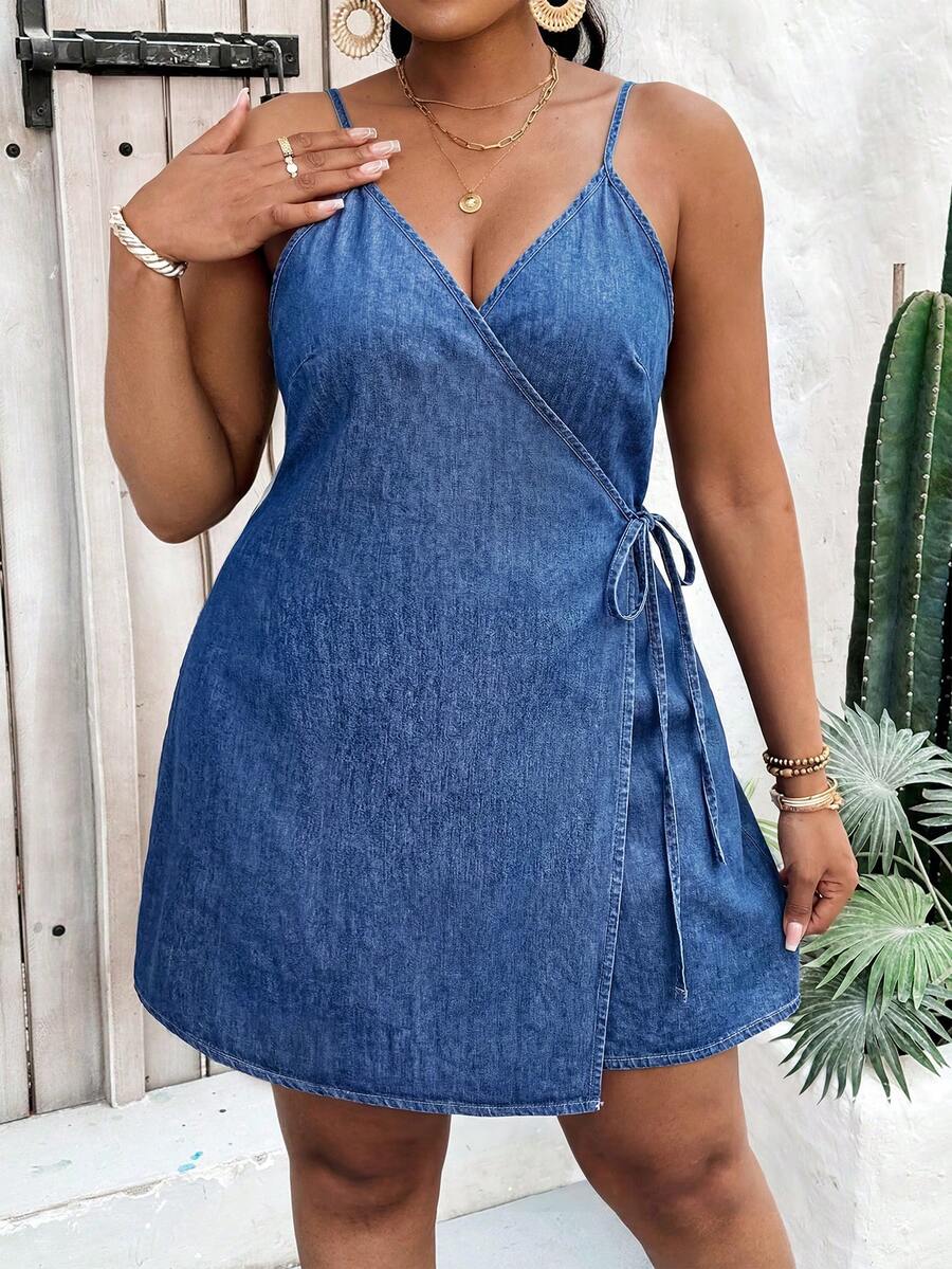 SHEIN CURVE+ 大码纯色极简休闲牛仔连衣裙，夏季嘉年华服装，通勤度假毕业典礼时尚Y2K可爱街头风派对婚礼优雅商务休闲女装海滩毕业复活节女士休闲蓝色牛仔迷你连衣裙，配有可调节细肩带和侧系带度假牛仔连衣裙