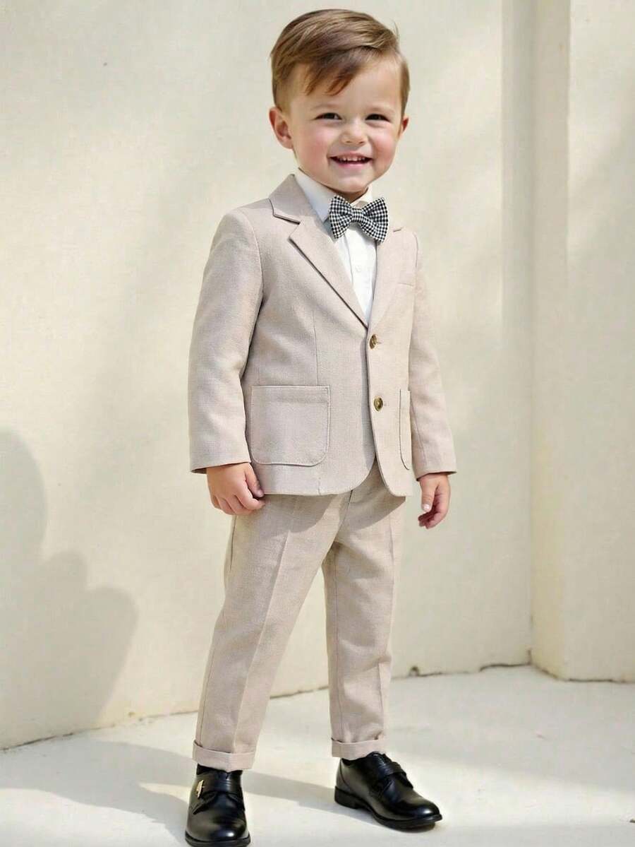 SHEIN Bộ vest 3 món tối giản màu trắng ngà có họa tiết dành cho bé trai, gồm áo blazer dài tay, quần dài và áo sơ mi dài tay màu trắng kèm nơ chấm bi, bộ vest lịch lãm 3 món, thích hợp mặc hàng ngày, đi du lịch, mùa cưới, tiệc tùng, kỳ nghỉ hè ở bãi biển, mùa xuân/hè.