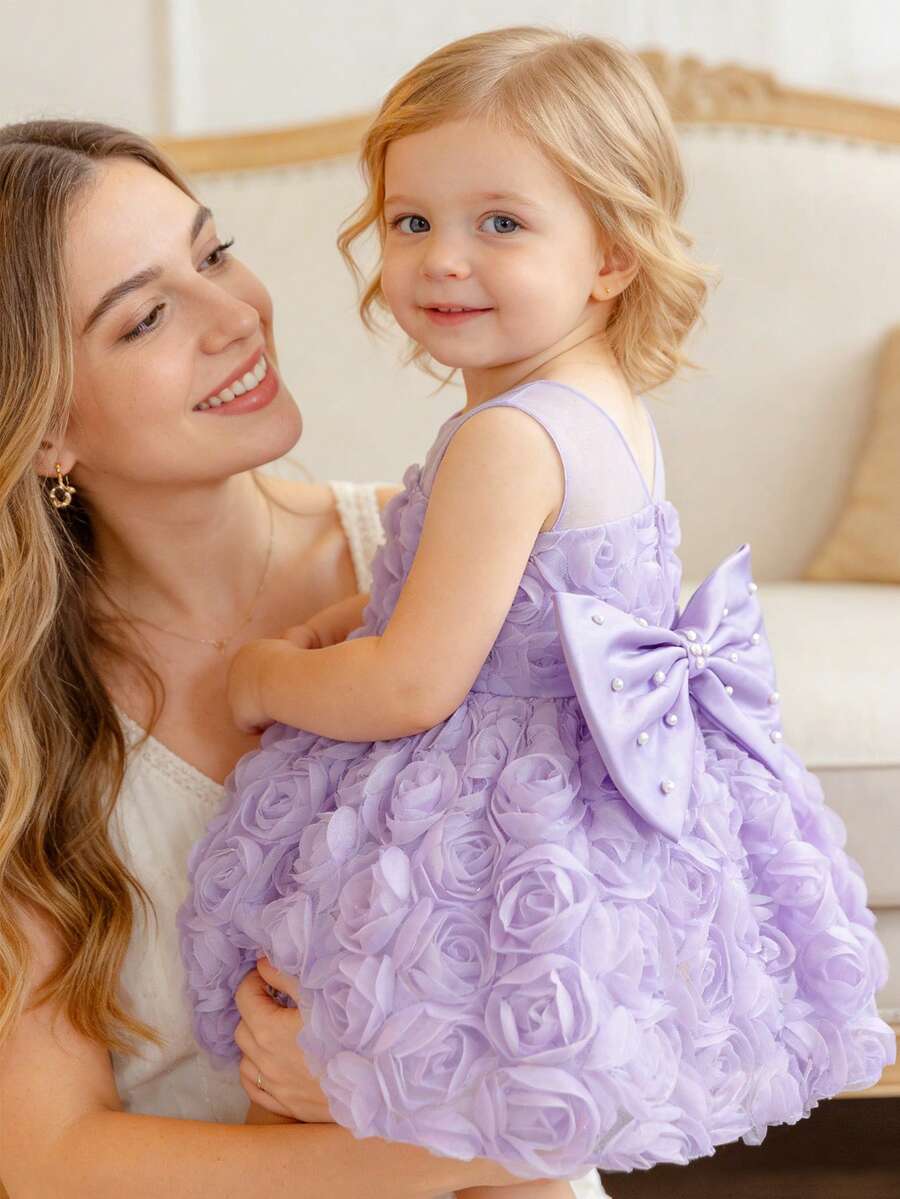 SHEIN Glamorique Kids 女嬰薰衣草色夏季優雅婚禮3D花朵洋裝,網紗緞面花瓣袖,後背蝴蝶結綴珠派對玫瑰花選美公主禮服 - 紫色 - 查看 1