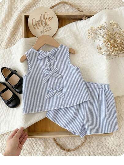 SHEIN 两件套女婴休闲日常圆领蓝色条纹后背蝴蝶结背心上衣和短裤套装，非常适合夏季女婴穿着。