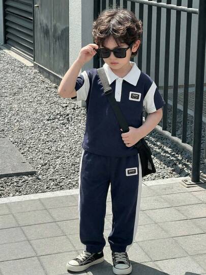 SHEIN Streecool Kids Bộ 2 món áo polo và quần dài cho bé trai, dáng rộng, phối màu độc đáo, phù hợp cho mặc hàng ngày, dạo phố, đi nghỉ mát, tụ họp, phong cách đường phố.