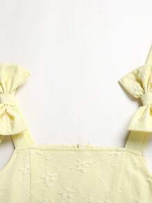 Tween女孩休閒日常女童3D提花細肩帶洋裝，紋理提花布料方領設計，3D花卉提花搭配寬肩帶與肩部蝴蝶結裝飾，收腰大裙擺，柔軟且挺括，適合多季節穿著，清新奶油黃精緻提花，適合日常出遊 - 黃色 - 查看 6