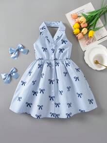 SHEIN Elladie kids 这款清新的蓝白竖条纹连衣裙，饰以藏蓝色蝴蝶结，兼具甜美与清爽的风格。立领设计简洁利落，充满活力；前襟纽扣设计方便穿脱；A字裙摆勾勒腰线，既活泼又显身材。适合日常出行或聚会，让穿着者化身清新可爱、活力四射的乖乖女。 - 藍色 - 查看 3