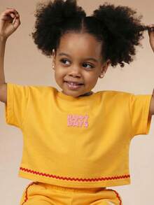 Conjunto de niña con acanalado y texto bordado "Happy Days" con detalles de ribete de puntilla, conjunto casual de verano - Amarillo - Ver 3