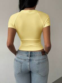 SHEIN BASICS 纯色针织可翻领修身短款女式上衣 - 淡黃色 - 查看 3