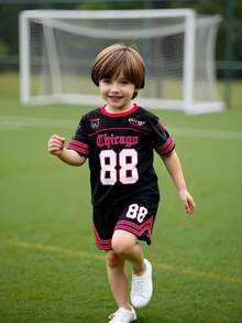 SHEIN Streecool Kids 两件套男童运动休闲圆领短袖数字印花T恤和印花运动短裤套装，饰有缎带，适合春夏日常穿着、运动、郊游、上学、聚会、度假等场合。 - 黑色 - 查看 7