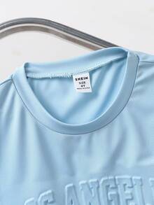 SHEIN Genkimix Kids 两件套男童夏季时尚休闲运动可爱酷炫图案T恤短裤套装，适合日常穿着、上学、休闲、度假、聚会等各种场合，是夏季的理想之选。 - 淺藍色 - 查看 3
