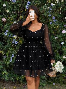 Sunnyshic Vestido midi de malla con cuello cuadrado romántico, drapeado y línea A con margaritas para tallas grandes - Negro - Ver 1