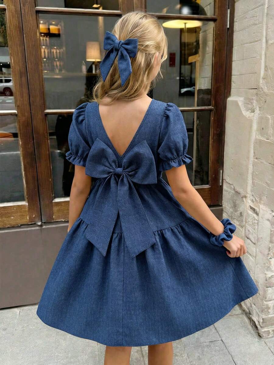 SHEIN 这是一件适合少女的连衣裙，采用提花织物制成。它是一款短袖露背连衣裙，配有深V领和装饰性的蝴蝶图案。连衣裙呈A字形，优雅而富有女人味，非常适合女孩们在夏季参加派对和聚会时穿着。
