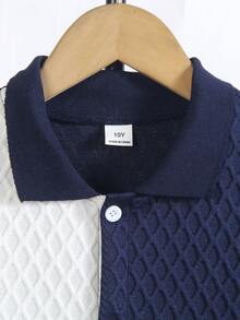 SHEIN Streecool Kids 两件套男童竖条纹短袖衬衫和灰色休闲短裤套装，亲肤透气。衬衫采用多色竖条纹设计，配有小翻领和短袖；短裤采用松紧腰带。整体休闲度假风格，适合日常穿着、幼儿园、海滩旅行等场合。可整套穿着，也可分开搭配，打造阳光活力的儿童造型，时尚的返校套装。 - 藏蓝色 - 查看 4