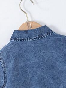 SHEIN Bộ quần áo denim thường ngày 2 món cho bé trai, hàng mới về mùa hè, kiểu dáng thoải mái và dễ thương, chất liệu denim xanh đậm đã qua xử lý, thích hợp cho kỳ nghỉ hè, thiết kế cổ áo ve lật cổ điển + tay ngắn, dáng rộng, eo chun co giãn tạo sự thoải mái và tiện lợi. Chất liệu denim cotton mềm mại, đa năng cho sinh hoạt hàng ngày, thích hợp cho kỳ nghỉ hè, lễ hội âm nhạc, dạo chơi, tụ họp, tiệc tùng, đi làm, v.v. - Rửa tối - Xem 6