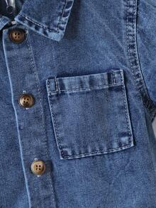 SHEIN Bộ quần áo denim thường ngày 2 món cho bé trai, hàng mới về mùa hè, kiểu dáng thoải mái và dễ thương, chất liệu denim xanh đậm đã qua xử lý, thích hợp cho kỳ nghỉ hè, thiết kế cổ áo ve lật cổ điển + tay ngắn, dáng rộng, eo chun co giãn tạo sự thoải mái và tiện lợi. Chất liệu denim cotton mềm mại, đa năng cho sinh hoạt hàng ngày, thích hợp cho kỳ nghỉ hè, lễ hội âm nhạc, dạo chơi, tụ họp, tiệc tùng, đi làm, v.v. - Rửa tối - Xem 8