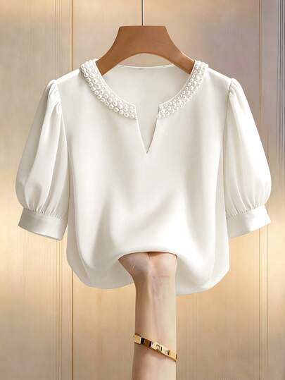 GlowEve 香槟色女士优雅圆领V领短袖休闲泡泡袖衬衫，饰以珍珠，缎面面料，宽松版型，适合通勤和日常穿着，尽显优雅气质。这款衬衫优雅休闲，适合女性日常穿着，浪漫约会，也适合情人节、情人节、约会等场合，是时尚通勤、商务办公、日常休闲以及都市教师职业装的理想之选。