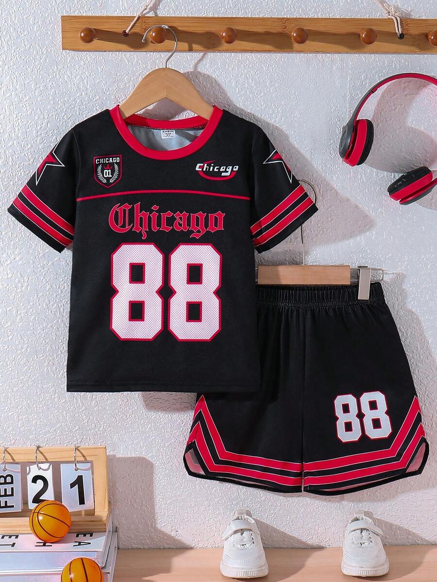 SHEIN Streecool Kids 两件套男童运动休闲圆领短袖数字印花T恤和印花运动短裤套装,饰有缎带,适合春夏日常穿着、运动、郊游、上学、聚会、度假等场合。 - 黑色 - 查看 1