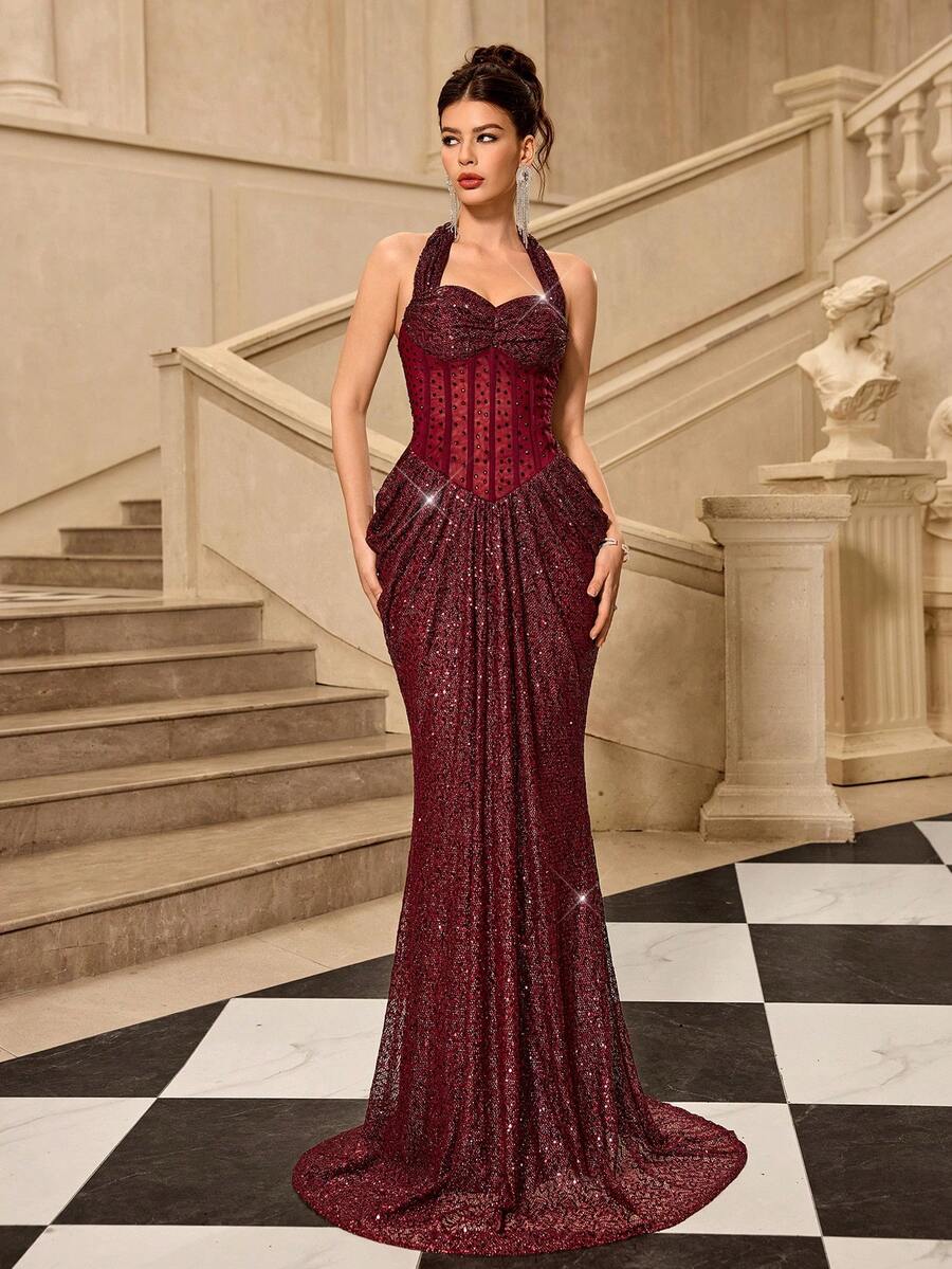 Coutiva Chiếc váy dạ hội thanh lịch và quyến rũ với thiết kế cổ yếm đính sequin và đá lấp lánh, kết hợp cùng chân váy xếp ly dáng đuôi cá, hoàn hảo cho các buổi tiệc tối trang trọng, phù hợp cho khách dự đám cưới, dạ hội, tiệc tựu trường, lễ tốt nghiệp và các lễ hội âm nhạc.