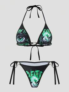 ROMWE Goth Conjunto de bikini de primavera, verano y otoño para vacaciones en la playa, elegante, de estilo costero, con estampado digital alternativo gótico y fresco, con escote halter, espalda descubierta, lazo trasero y decoración de corazón de diamante - Negro - Ver 2