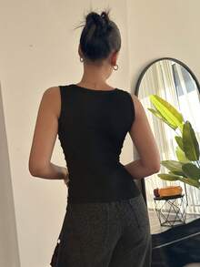 leahseptember Camiseta sin mangas ajustada con cuello cuadrado, decoración metálica y estilo Y2K, punk rock, cómoda y versátil para capas, estilo callejero de Halloween de los años 2000 - Negro - Ver 3