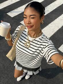 Muchica 女士黑白条纹蕾丝拼接T恤，优雅蕾丝下摆，短袖圆领休闲上衣，舒适T恤，蕾丝饰边，时尚短袖圆领衬衫，夏季上衣，适合日常通勤、约会、聚会、秋冬夏三季、圣诞节、新年、感恩节、派对、婚礼、海滩、毕业典礼等场合，时尚、优雅、休闲、外出、约会、预约、通勤、闪亮、情人节、优雅、度假、休闲、Y2K、外出、毕业典礼等场合。 - 彩色 - 查看 6