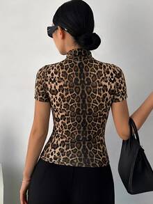 DAZY Áo thun nữ cổ cao ôm sát in họa tiết da báo, kiểu dáng Y2K. - Nhiều màu - Xem 5