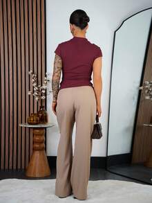 SAYEHFBABY 女士金属扣立领修身优雅T恤 - 酒紅色 - 查看 2