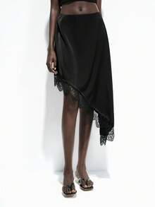 Lumivelle 女士春夏新款黑色不对称下摆蕾丝拼接缎面半身裙，优雅浪漫 - 黑色 - 查看 3