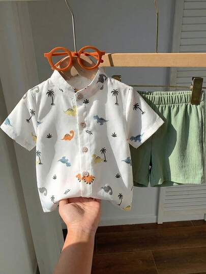 两件套男宝宝夏季可爱休闲恐龙印花短袖立领衬衫和绿色短裤套装，适合生日派对、晚宴、演出、婚礼、迎婴派对、婚礼宾客、花童、戒指童、女童等场合。