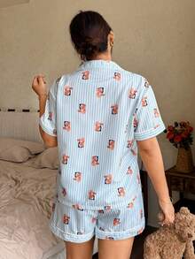 Napfluff CURVE Napfluff CURVE Bộ đồ ngủ nữ cỡ lớn in hình gấu bông sọc xanh dương, cổ bẻ, tay ngắn, quần short, kiểu dáng giản dị, dễ thương. - Xanh và trắng - Xem 2
