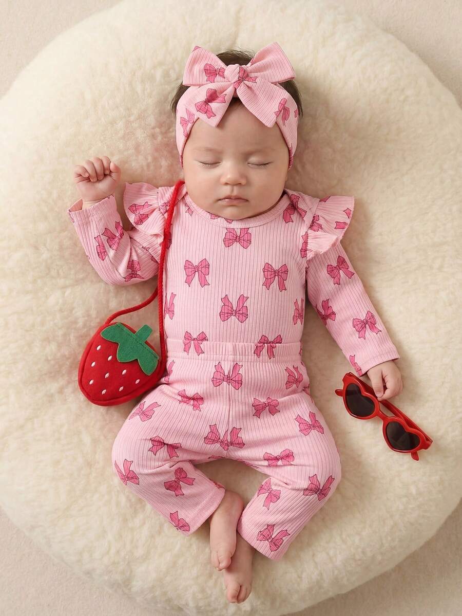 SHEIN 0-6个月女宝宝三件套，包含粉色长袖连体衣、粉色裤子和粉色发带。蝴蝶结印花，可爱舒适柔软，信封领连体衣，荷叶边袖口，全身蝴蝶结图案，适合日常穿着、家庭聚会和拍照，新生儿套装，女宝宝套装，粉色套装 - 淺粉色 - 查看 1