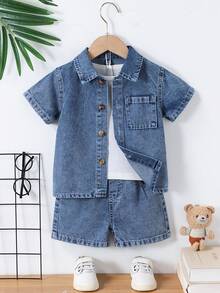 SHEIN Bộ quần áo denim thường ngày 2 món cho bé trai, hàng mới về mùa hè, kiểu dáng thoải mái và dễ thương, chất liệu denim xanh đậm đã qua xử lý, thích hợp cho kỳ nghỉ hè, thiết kế cổ áo ve lật cổ điển + tay ngắn, dáng rộng, eo chun co giãn tạo sự thoải mái và tiện lợi. Chất liệu denim cotton mềm mại, đa năng cho sinh hoạt hàng ngày, thích hợp cho kỳ nghỉ hè, lễ hội âm nhạc, dạo chơi, tụ họp, tiệc tùng, đi làm, v.v. - Rửa tối - Xem 9