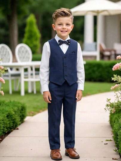 SHEIN Bộ đồ 3 món kiểu học sinh nam màu trơn gồm áo sơ mi dài tay, áo vest và quần dài, trang phục lịch lãm phù hợp cho trẻ em, bé trai, đi học, đồng phục học sinh, mẫu giáo, tiệc sinh nhật, tiệc tối, đám cưới, lễ rửa tội, lễ khai giảng, mặc hàng ngày, du lịch, thể thao, mùa thu/đông.