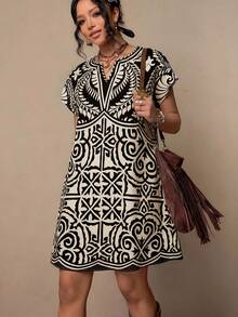 SHEIN LUNE 大码女式V领印花休闲派对连衣裙 - 黑色 - 查看 4