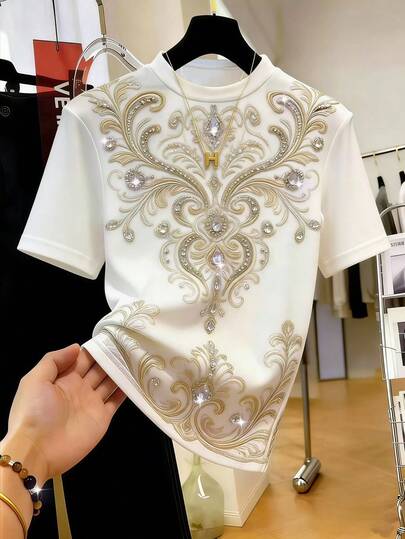 GlowEve Áo thun nữ tay ngắn cổ tròn đính đá lấp lánh, kiểu dáng thanh lịch.