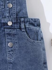 SHEIN Vintaside Kids 女婴牛仔围兜连衣裙，夏季新品，休闲可爱风，水洗深蓝色牛仔布，适合夏季度假，可调节肩带+金属纽扣，部分款式长度可调节，适合不同身高，胸前和腰部的金属纽扣增添复古工装风，舒适棉质牛仔面料，适合日常、度假、音乐节、通勤等各种场合。 - 深色水洗藍 - 查看 5