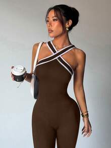 Dewbera Bộ jumpsuit ôm sát cổ yếm chéo phối màu tương phản - màu nâu - Xem 5