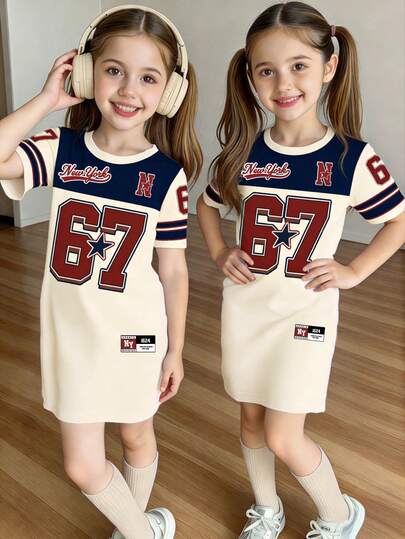 Đầm thun ngắn tay nữ phong cách thường ngày, sáng tạo, tươi mới, tối giản với số 67, huy hiệu ngôi sao năm cánh, phối màu be và xanh navy, in chữ và khẩu hiệu, thoải mái khi mặc hàng ngày, phù hợp cho mùa xuân, hè và thu.