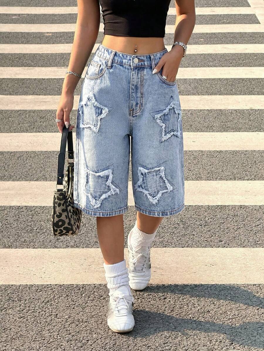 SHEIN 少女时尚返校节街头服饰混搭百搭设计 Y2K 复古酷炫街头服饰撞色星星贴片褪色毛边宽松直筒牛仔裤长款短裤带口袋,适合女孩夏季早午餐毕业典礼、度假海滩返校节街头服饰混搭百搭设计,适合少女、乡村音乐会/锐舞派对、青少年日常穿着以及春夏锐舞节和街头服饰。 - 藍色 - 查看 1
