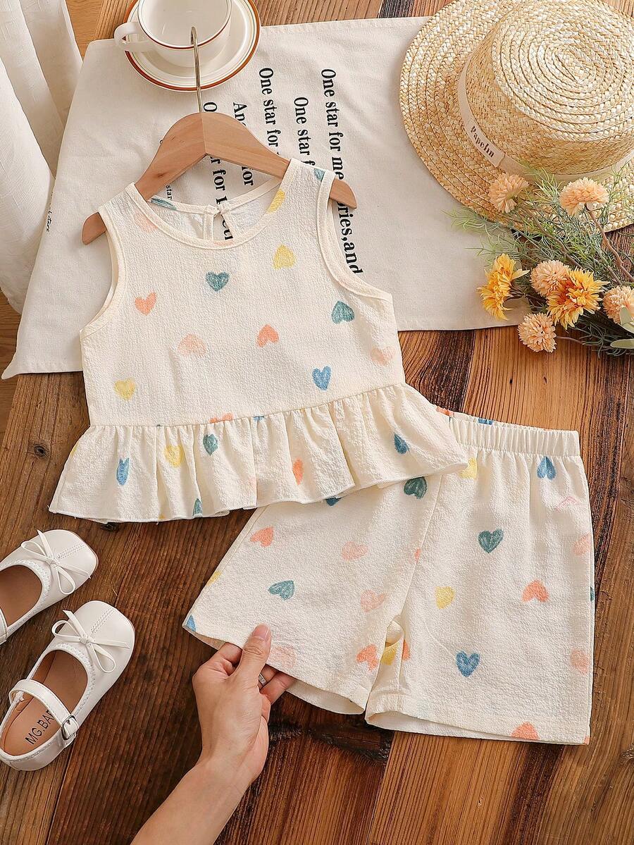 SHEIN Genkimix Kids 4-7岁女童夏季可爱甜美清新风套装,泡泡褶皱水印彩色爱心荷叶边无袖上衣+配套印花短裤两件套,棉混纺柔软亲肤轻薄面料,适合夏季户外玩耍和日常休闲穿着 - 杏色 - 查看 1