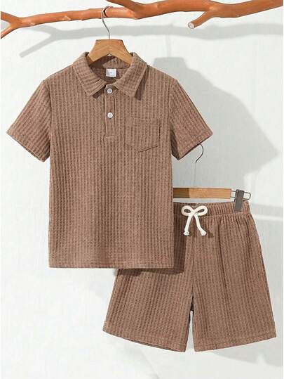 SHEIN 2件套儿童男童休闲宽松纯色Polo衫和短裤套装，质感面料，适合通勤、上学、日常休闲、运动、春夏、海滩度假、夏季氛围、节日等场合。