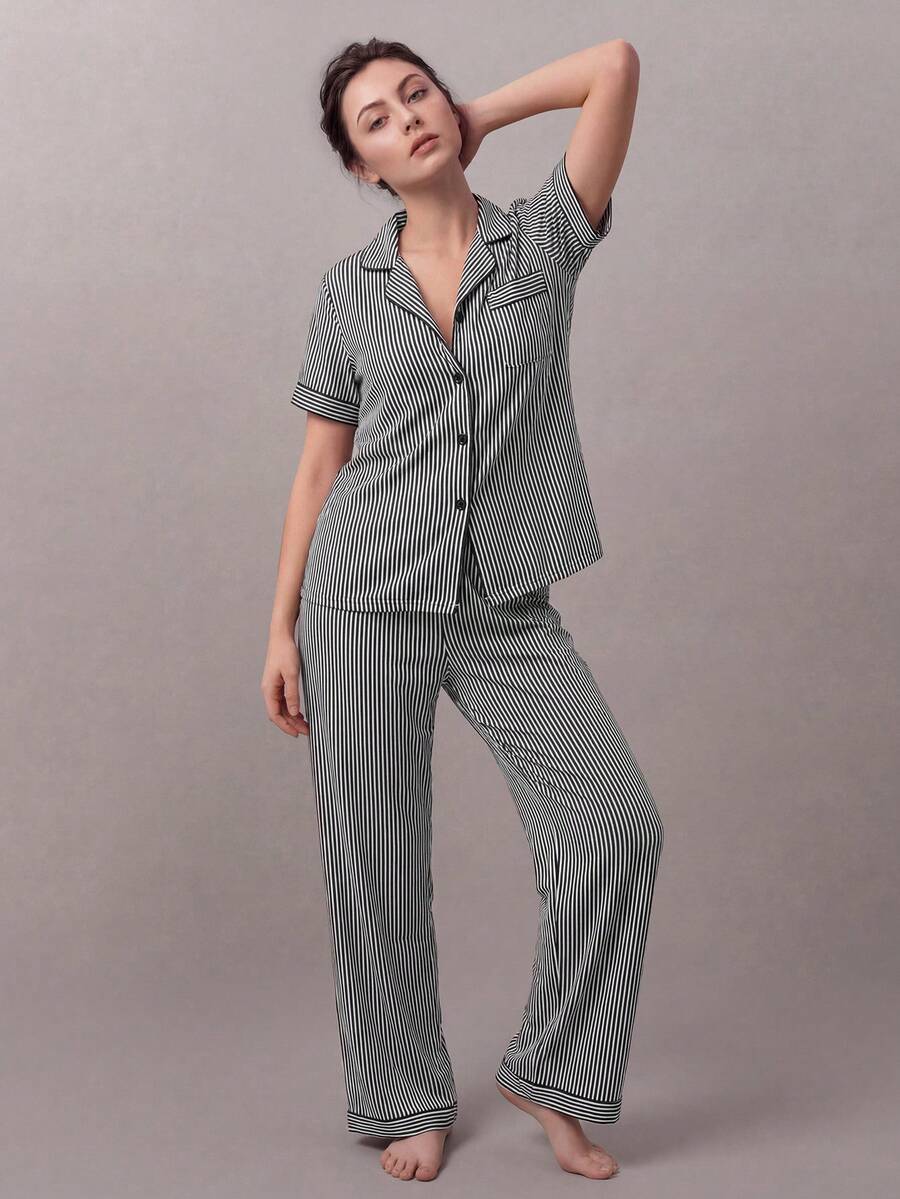 Bộ đồ ngủ sọc đen trắng giản dị dành cho nữ với kiểu dáng vừa vặn Bộ đồ ngủ nữ cài nút Bộ đồ ngủ sọc cho nữ Bộ đồ ngủ cài nút cho nữ Bộ đồ ngủ nữ Áo ngủ cài nút Bộ đồ ngủ - màu đen - Xem 1