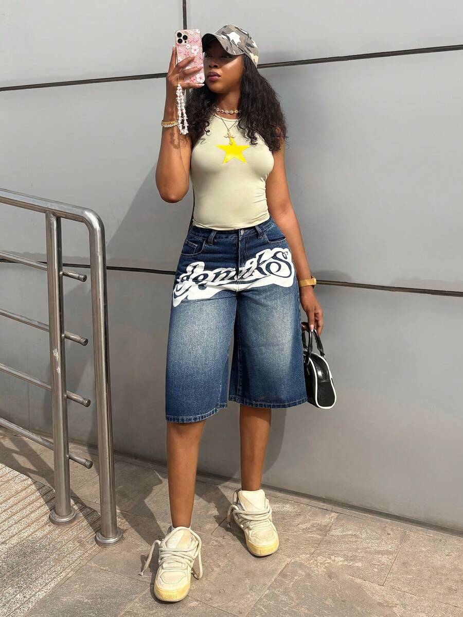 SHEIN HypeZone Quần short denim in chữ, thích hợp cho trang phục đi nghỉ hè. - Rửa tối - Xem 1