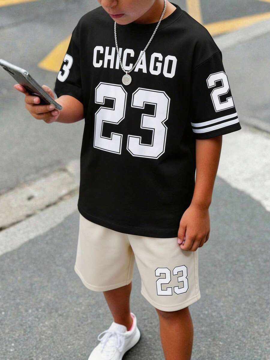 SHEIN 2件組青少年男孩運動休閒套裝，黑色夏季街頭風芝加哥23號圖案T恤與短褲套裝，返校城市度假軟質棒球風服飾