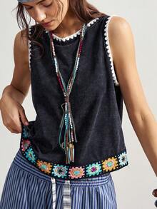 Bohemela 这款女士夏季休闲舒适上衣，适合街头穿搭、度假、西部音乐节和乡村音乐会等场合。采用波西米亚风纯色针织面料，经复古水洗做旧处理，并饰以钩编贴花，更添细节之美。可作为夏季背心穿着，四季皆宜。 - 黑色 - 查看 2